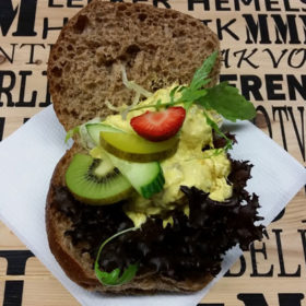 Broodje Kip Kerry Salade Bolke de Beer Zaandam